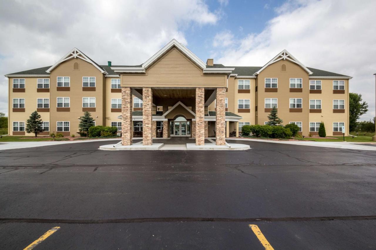 Avison Young lists the Country Inn & Suites in Wisconsin