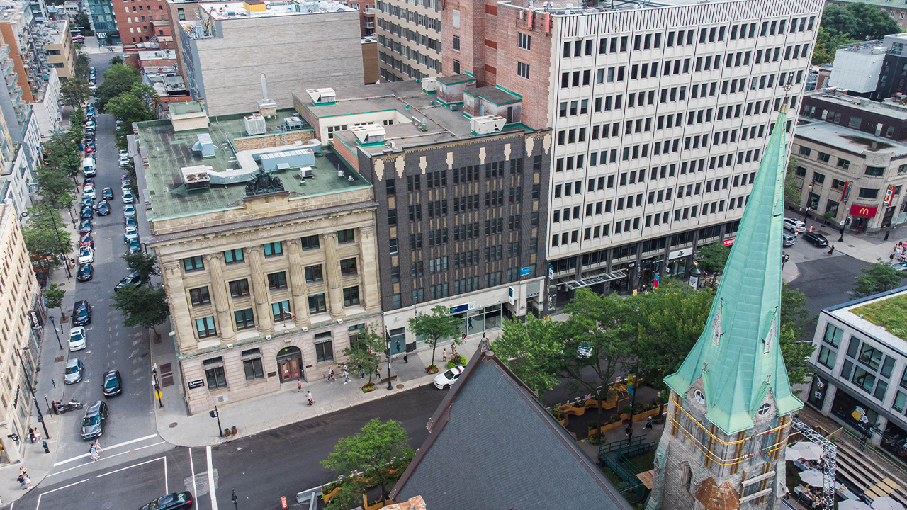 Photo aérienne d'un immeuble de bureaux à Montréal