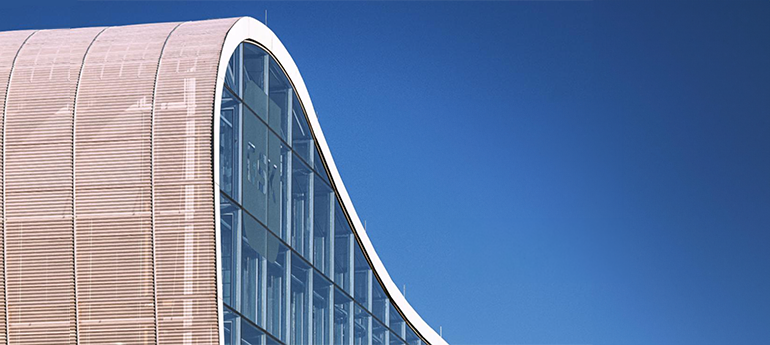 Photo d'un bâtiment moderne avec un toit incurvé