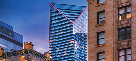 Photo d'un immeuble de bureaux moderne en arrière-plan avec une propriété historique au premier plan
